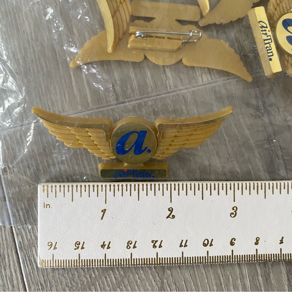 AirTran Airways Junior Pilot Kids Wings Pins Flight Crew Set Of 10 New Sealed - Picture 3 of 3